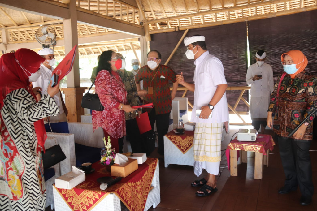 Kemenpan RB Tinjau Penggunaan Inovasi fish-Go dan Patriot di Pantai Kedonganan